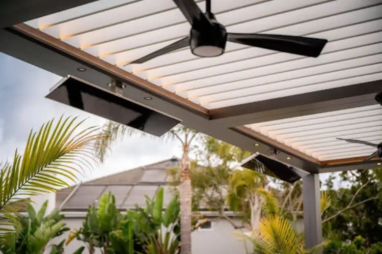 Luxury backyard with a motorized pergola R-BLADE™, louvers moving automatically.