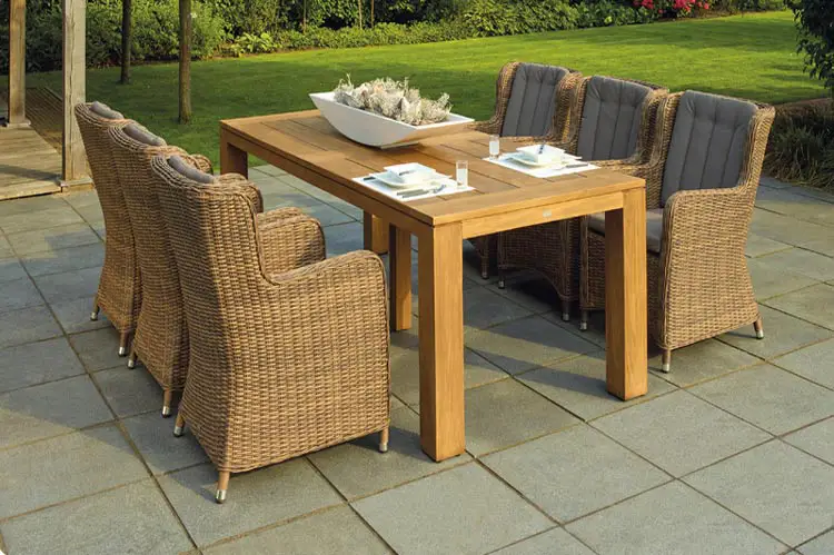 Wicker-patio-restaurant-boo